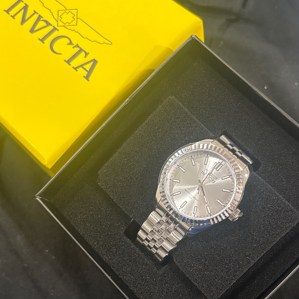 Invicta Silver Timepiece With Metallic Band Invicta Silver Timepiece With Metallic Band